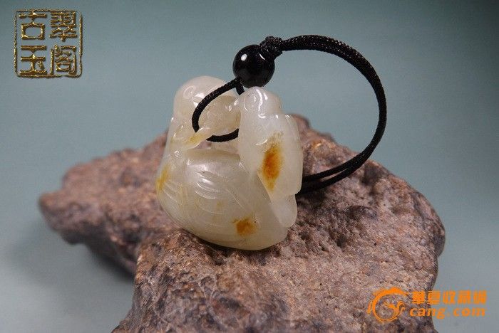 明代和田籽料带黄沁圆雕鹰抓鹅小把件_明代和