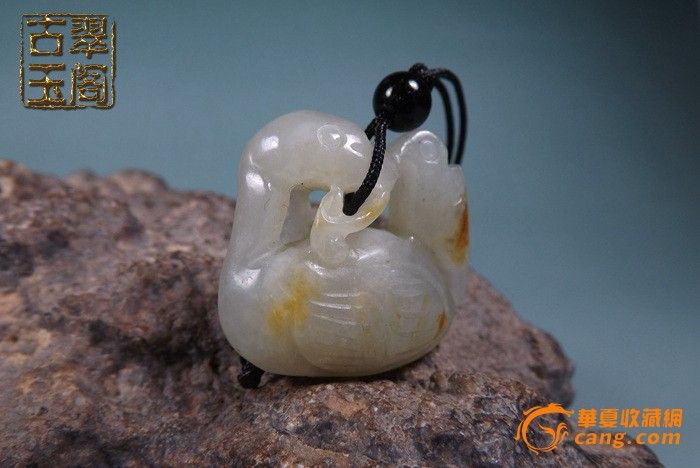明代和田籽料带黄沁圆雕鹰抓鹅小把件_明代和