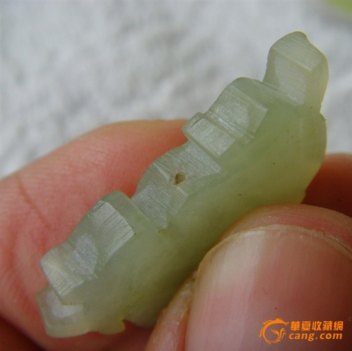 玉器-- 清代少见的老岫玉马,双面立体工艺通天孔,好挂