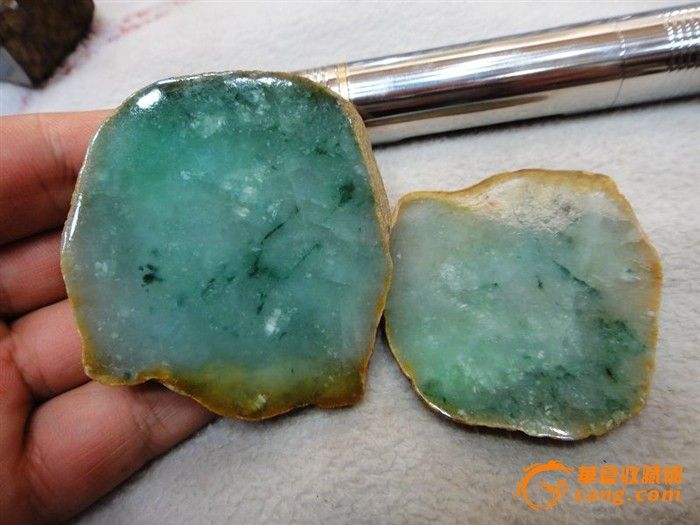 缅甸翡翠赌石,大马砍场口水石切口冰糯种飘蓝