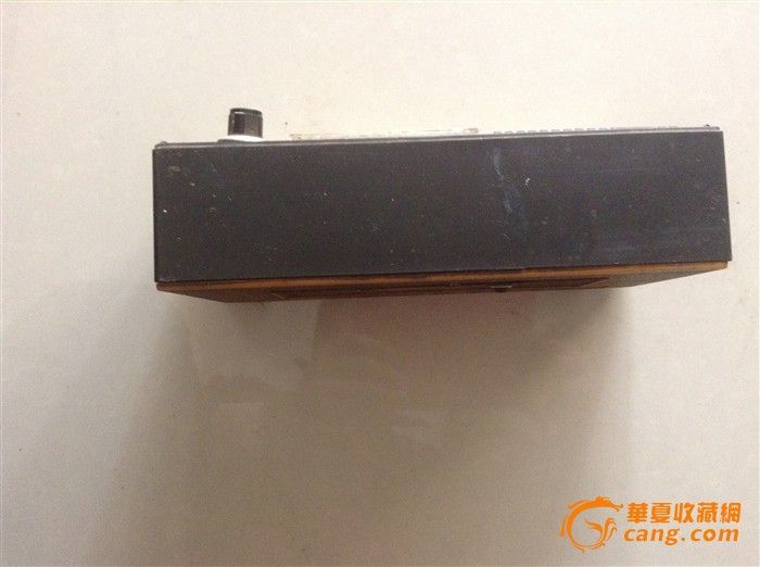 地摊交易区所展示的物品交易信息,其真实性、准确性和合法性由信息发布人负责,华夏收藏网不承担任何法律责任。 华夏收藏网有两种交易模式,1、买卖双方私下协商自行交易;2、买卖双方委托华夏收藏网代理交易。 凡是用户私下交易免费,但本网不承担任何责任。华夏收藏网提醒:为保障您的利益,推荐您选择委托华夏收藏网代理交易,具体安全交易方法如下: 代理交易其运作的实质是以华夏收藏网为货与款转移的中介,提供让买卖双方都放心货款转移的一种服务。 1、买卖双方通过看图、交流达成交易意向,买家将货款作为押金汇至本网,本网收到押金