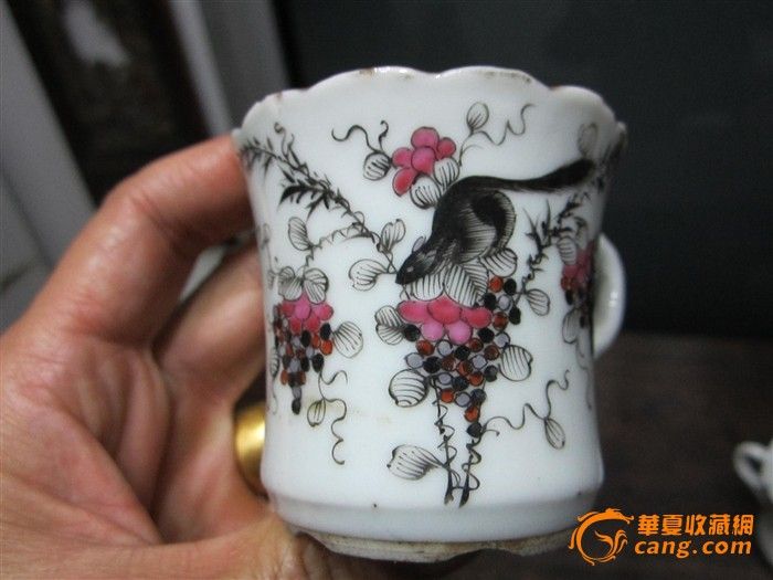 墨彩凹凸口挂杯一对《松鼠葡萄》_墨彩凹凸口