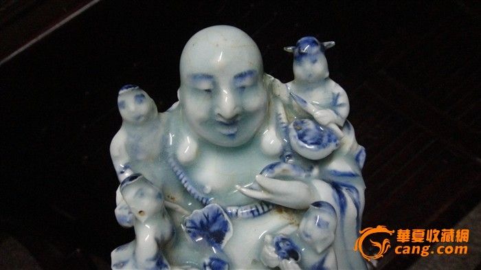 明代晚期弥勒佛抱童子青花雕塑图片