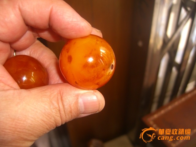 一对老蜜蜡顶珠(清代)