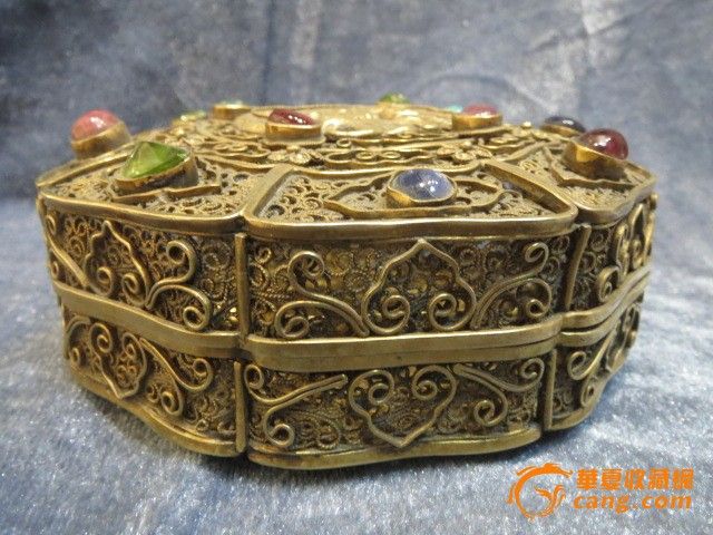 唐-银质掐丝鎏金嵌宝石-首饰盒_唐-银质掐丝鎏金嵌宝石-首饰盒价格_唐-银质掐丝鎏金嵌宝石-首饰盒图片_来自藏友至古通今_杂项_地摊交易_华夏收藏网 cang.com