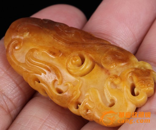 和田玉黄沁籽料玉佩(极品鸡油黄)
