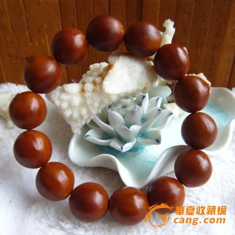 再出两个核和圆度都更加完美的橄榄素珠手串和