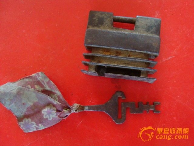 地摊交易区所展示的物品交易信息,其真实性、准确性和合法性由信息发布人负责,华夏收藏网不承担任何法律责任。 华夏收藏网有两种交易模式,1、买卖双方私下协商自行交易;2、买卖双方委托华夏收藏网代理交易。 凡是用户私下交易免费,但本网不承担任何责任。华夏收藏网提醒:为保障您的利益,推荐您选择委托华夏收藏网代理交易,具体安全交易方法如下: 代理交易其运作的实质是以华夏收藏网为货与款转移的中介,提供让买卖双方都放心货款转移的一种服务。 1、买卖双方通过看图、交流达成交易意向,买家将货款作为押金汇至本网,本网收到押金