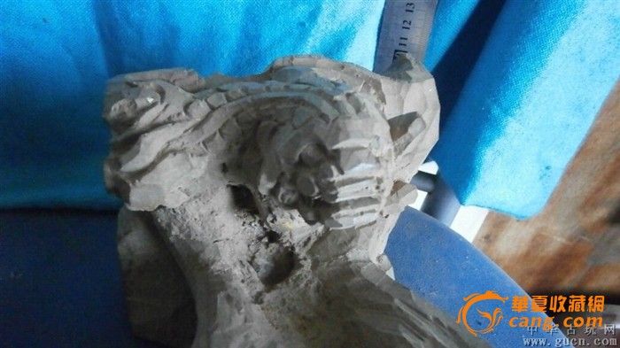 罗汉木雕像,底下还有一只狮子,局部有粘,很大,包