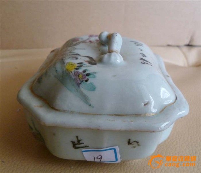 地摊交易区所展示的物品交易信息,其真实性、准确性和合法性由信息发布人负责,华夏收藏网不承担任何法律责任。 华夏收藏网有两种交易模式,1、买卖双方私下协商自行交易;2、买卖双方委托华夏收藏网代理交易。 凡是用户私下交易免费,但本网不承担任何责任。华夏收藏网提醒:为保障您的利益,推荐您选择委托华夏收藏网代理交易,具体安全交易方法如下: 代理交易其运作的实质是以华夏收藏网为货与款转移的中介,提供让买卖双方都放心货款转移的一种服务。 1、买卖双方通过看图、交流达成交易意向,买家将货款作为押金汇至本网,本网收到押金