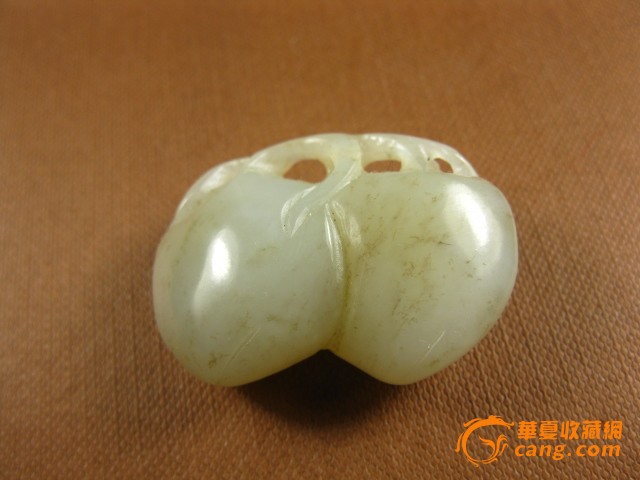 老和田玉寿桃挂件