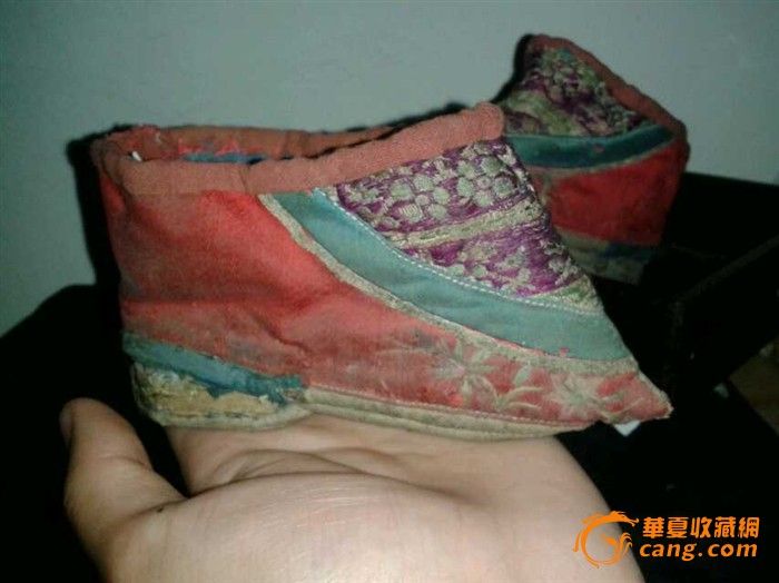 晚清宁绍地区绣花<em>三寸</em>金莲鞋一双《鞋底长10