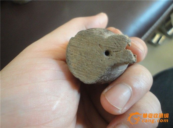 地摊交易区所展示的物品交易信息,其真实性、准确性和合法性由信息发布人负责,华夏收藏网不承担任何法律责任。 华夏收藏网有两种交易模式,1、买卖双方私下协商自行交易;2、买卖双方委托华夏收藏网代理交易。 凡是用户私下交易免费,但本网不承担任何责任。华夏收藏网提醒:为保障您的利益,推荐您选择委托华夏收藏网代理交易,具体安全交易方法如下: 代理交易其运作的实质是以华夏收藏网为货与款转移的中介,提供让买卖双方都放心货款转移的一种服务。 1、买卖双方通过看图、交流达成交易意向,买家将货款作为押金汇至本网,本网收到押金