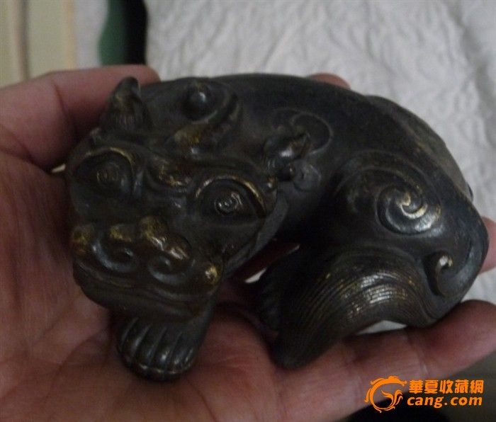 地摊交易区所展示的物品交易信息,其真实性、准确性和合法性由信息发布人负责,华夏收藏网不承担任何法律责任。 华夏收藏网有两种交易模式,1、买卖双方私下协商自行交易;2、买卖双方委托华夏收藏网代理交易。 凡是用户私下交易免费,但本网不承担任何责任。华夏收藏网提醒:为保障您的利益,推荐您选择委托华夏收藏网代理交易,具体安全交易方法如下: 代理交易其运作的实质是以华夏收藏网为货与款转移的中介,提供让买卖双方都放心货款转移的一种服务。 1、买卖双方通过看图、交流达成交易意向,买家将货款作为押金汇至本网,本网收到押金