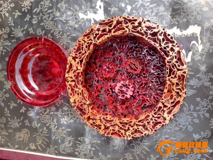 用六个核桃牛奶瓶手工制作的烟灰缸