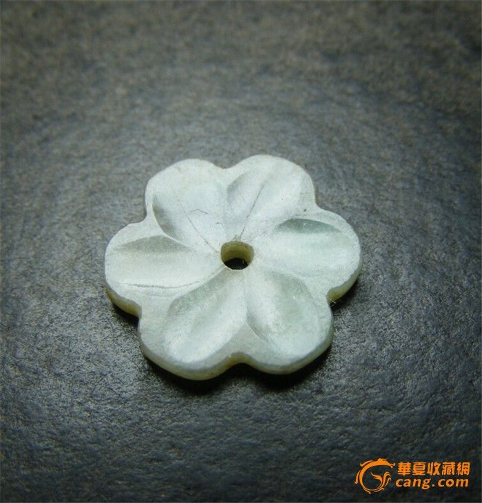 特价 清代.老坑淡绿带黑沁翡翠浅打洼工六瓣大