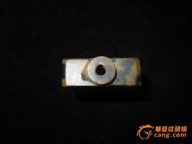 地摊交易区所展示的物品交易信息,其真实性、准确性和合法性由信息发布人负责,华夏收藏网不承担任何法律责任。 华夏收藏网有两种交易模式,1、买卖双方私下协商自行交易;2、买卖双方委托华夏收藏网代理交易。 凡是用户私下交易免费,但本网不承担任何责任。华夏收藏网提醒:为保障您的利益,推荐您选择委托华夏收藏网代理交易,具体安全交易方法如下: 代理交易其运作的实质是以华夏收藏网为货与款转移的中介,提供让买卖双方都放心货款转移的一种服务。 1、买卖双方通过看图、交流达成交易意向,买家将货款作为押金汇至本网,本网收到押金