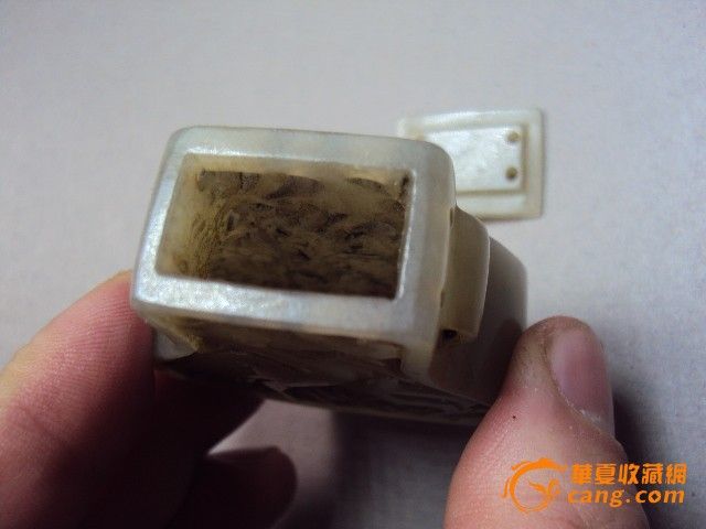 地摊交易区所展示的物品交易信息,其真实性、准确性和合法性由信息发布人负责,华夏收藏网不承担任何法律责任。 华夏收藏网有两种交易模式,1、买卖双方私下协商自行交易;2、买卖双方委托华夏收藏网代理交易。 凡是用户私下交易免费,但本网不承担任何责任。华夏收藏网提醒:为保障您的利益,推荐您选择委托华夏收藏网代理交易,具体安全交易方法如下: 代理交易其运作的实质是以华夏收藏网为货与款转移的中介,提供让买卖双方都放心货款转移的一种服务。 1、买卖双方通过看图、交流达成交易意向,买家将货款作为押金汇至本网,本网收到押金
