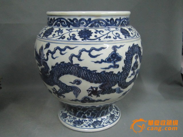 明代青花龙纹鸡腿大罐