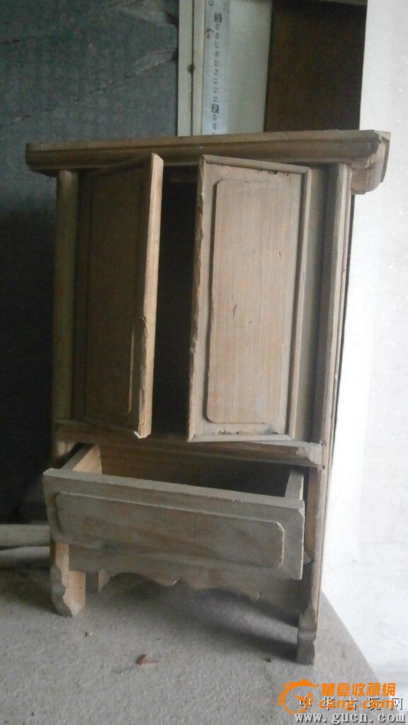 木雕盒子一个,人物脸部伤,空间长20宽20厚9厘