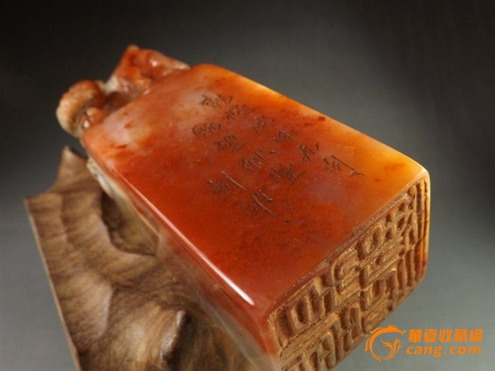 清代晚期.圆雕瑞兽诗文钮红寿山石大印章摆件