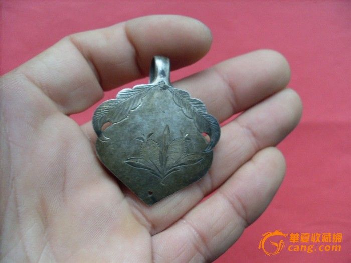 品相和做工都 一流的古代围巾上面的挂钩_品相