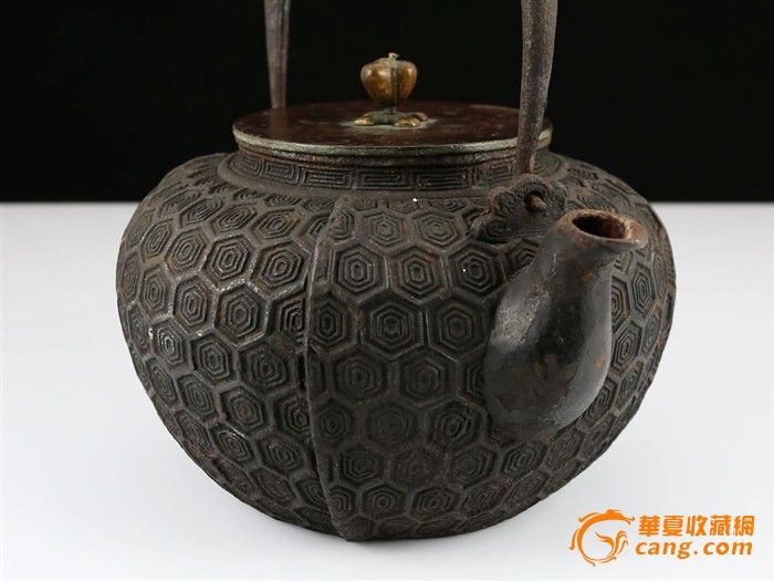 日本祥云堂造蜡膜失蜡法手工铸造青铜纹饰老铁壶改善水质_日本祥云堂造蜡膜失蜡法手工铸造青铜纹饰老铁壶改善水质价格_日本祥云堂造蜡膜失蜡法手工铸造青铜纹饰老铁壶改善水质图片_来自藏友致念阁_杂项_地摊交易_华夏收藏网 cang.com