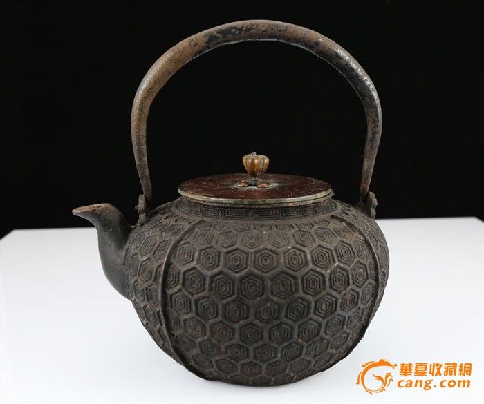 日本祥云堂造蜡膜失蜡法手工铸造青铜纹饰老铁壶改善水质_日本祥云堂造蜡膜失蜡法手工铸造青铜纹饰老铁壶改善水质价格_日本祥云堂造蜡膜失蜡法手工铸造青铜纹饰老铁壶改善水质图片_来自藏友致念阁_杂项_地摊交易_华夏收藏网 cang.com