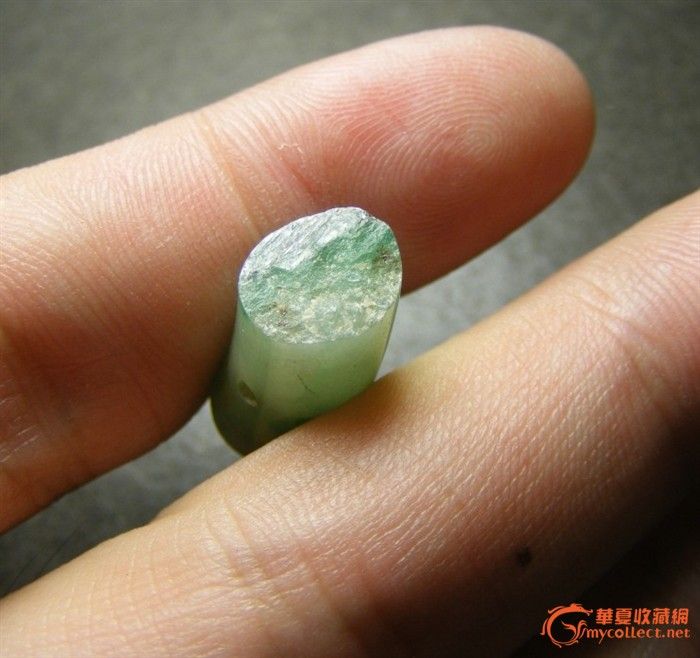 一段颜色漂亮的清代.老坑飘正绿带沁翡翠大手镯一段(有通天孔)