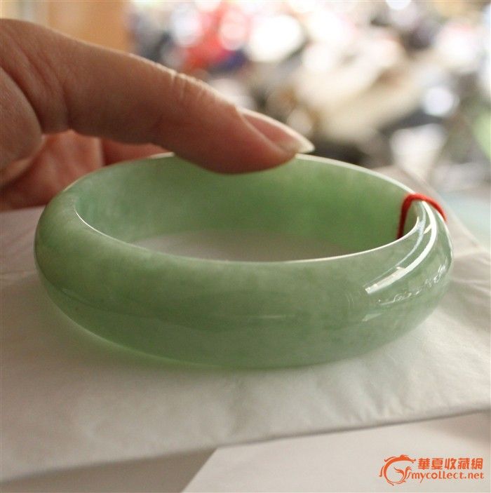 满绿天然苹果绿宽扁翡翠手镯