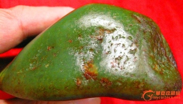 新疆和田玉碧玉籽料原石1.48斤玉质细腻超油润进光好色正绿