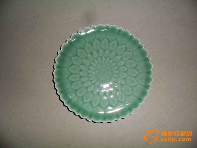 豆青莲花盘