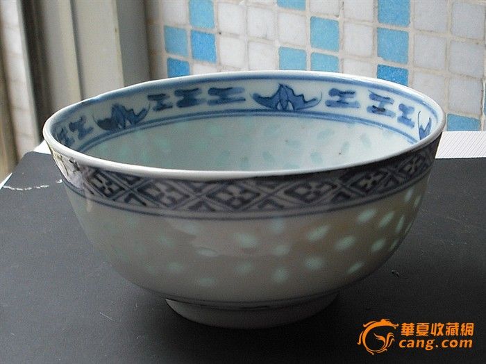 清代·康熙年款青花玲珑瓷大碗 (完整无瑕疵)