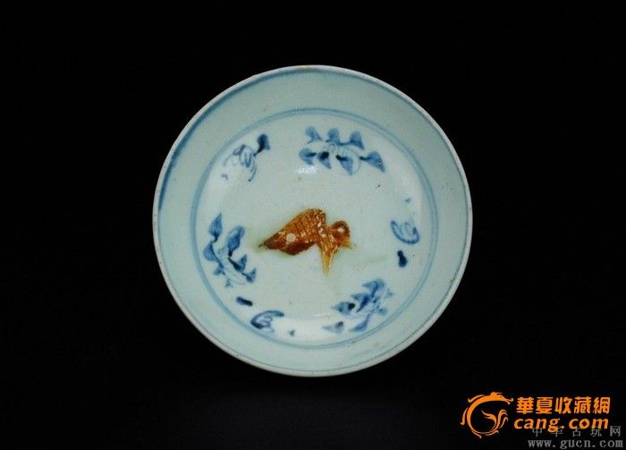 明中期青花堆瓷鱼纹卧足洗