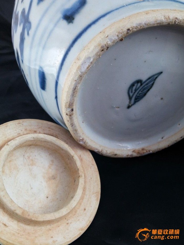 明末清初青花树叶款缠枝花罐一对