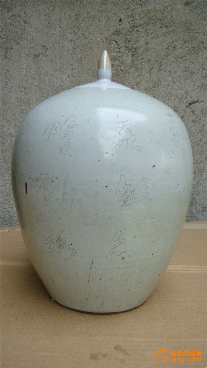 一只超大的刻瓷冬瓜罐
