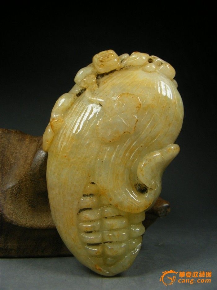 明代晚期.圆雕玉米螭龙灵芝翡翠带沁色大把件