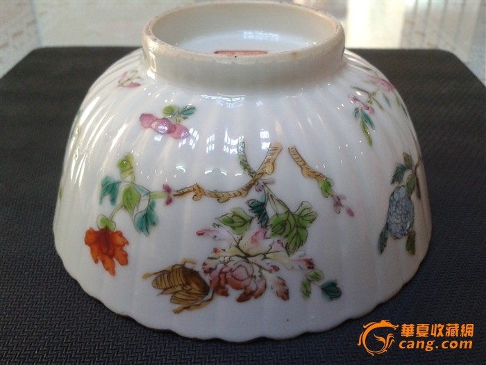 清同治粉彩虫草葵口瓜棱碗(绝对细路)