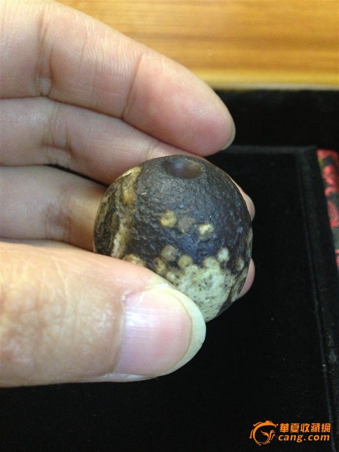 西藏修庙出土千年高古天珠