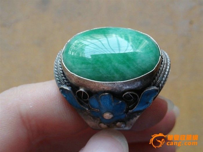 漂亮开门的清代翡翠戒指