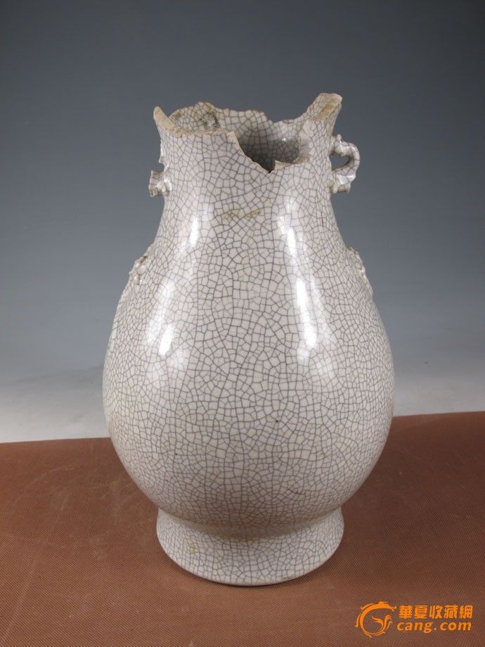 清三代 哥窑开片双耳瓶