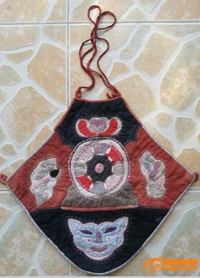 少见的八卦虎头绣品肚兜