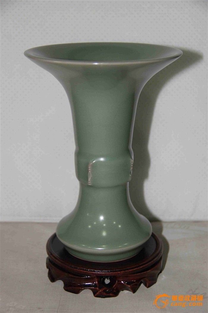 龙泉窑梅子青花觚