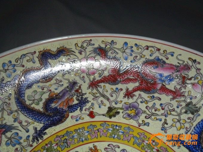 粉彩九龙大盘